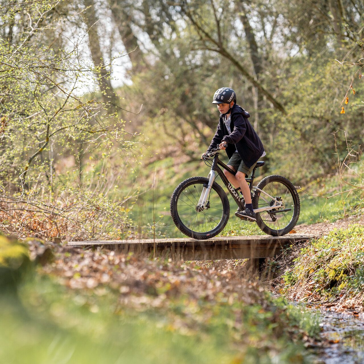 junge_mit_fahrrad_in_der_natur